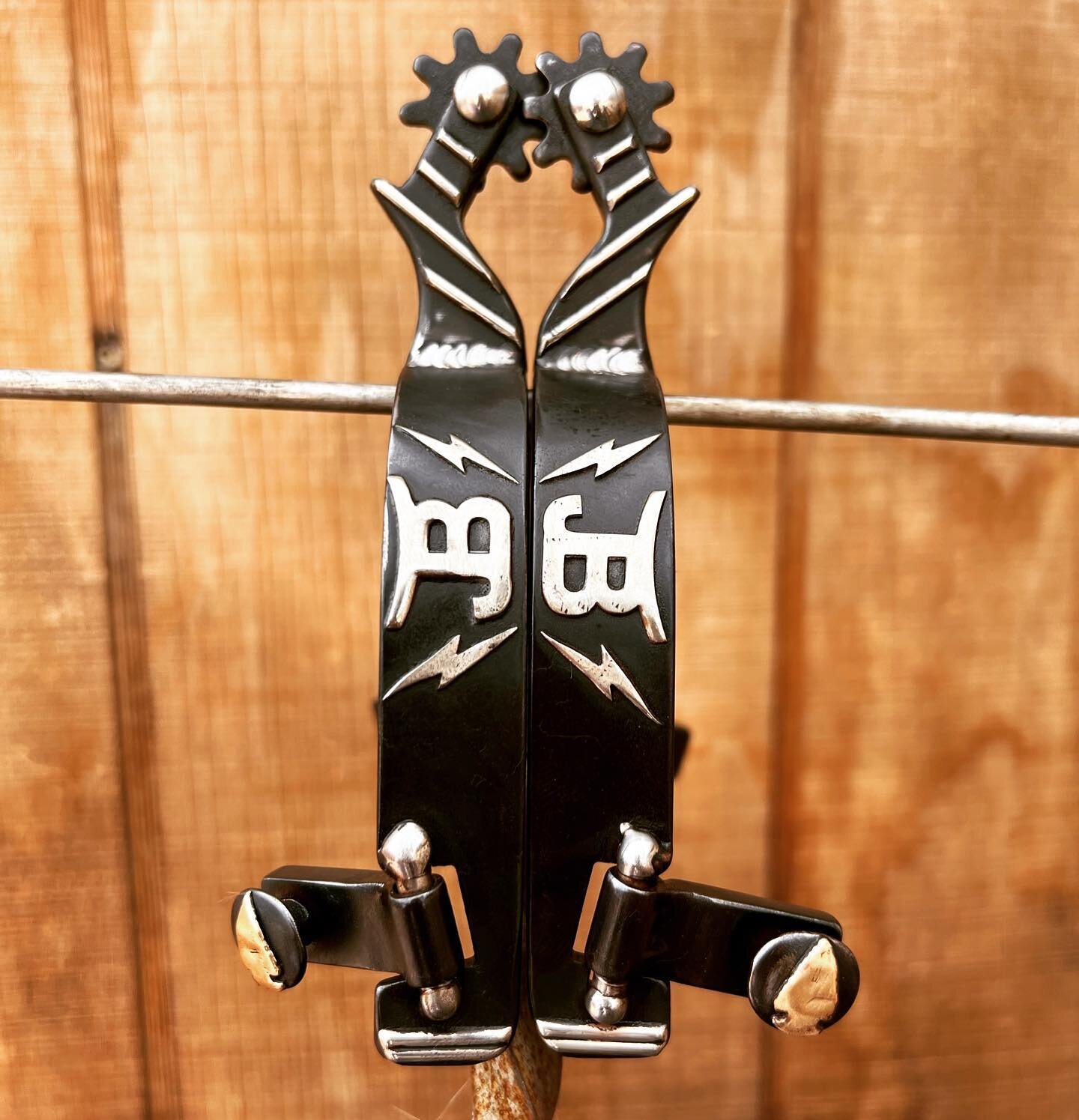 ⚡️⚡️⚡️

#tmbitsandspurs #bits #spurs #custombits #custom #handmade #rodeo #horsetraining #roping #barrelracing #tack #calfroping #tiedownroping #breakaway #teamroping #snafflebit #ropingbit #shank #port #twist #brand #initials #leathermouthpiece