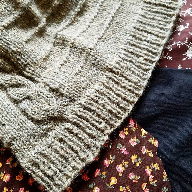 I have had so much fun sharing my love of designing hats this week. The technique can be whatever you want it to be- Bottom up, top down, side to side. The design features are endless- Slouch hat, skull cap, pointed top, round top. Oh and dont forget the stitch patterns and color options! So much creativity can be packed into one little garment!
#knitworthyarts #kwarts #knitworthyclasses #learntodesign #knitwear #slowfashion #handmade #gratification