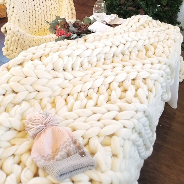 This blanket + Your favorite book + a warm mug of something cozy = a perfect plan for this cool, grey Thursday
#knitworthyarts #kwarts #chunkyknitblanket #chunkyknitribbing #handknit #merino #cozy #soft #relaxation #slowdown #fallweather