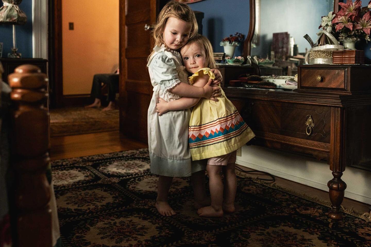 Sisterly love during a recent three generation family lifestyle session. To see more from this beautiful session just click the link in my profile to go to the blog!🧡📸

#realdanielle #daniellegardner #daniellegardnerphotography
