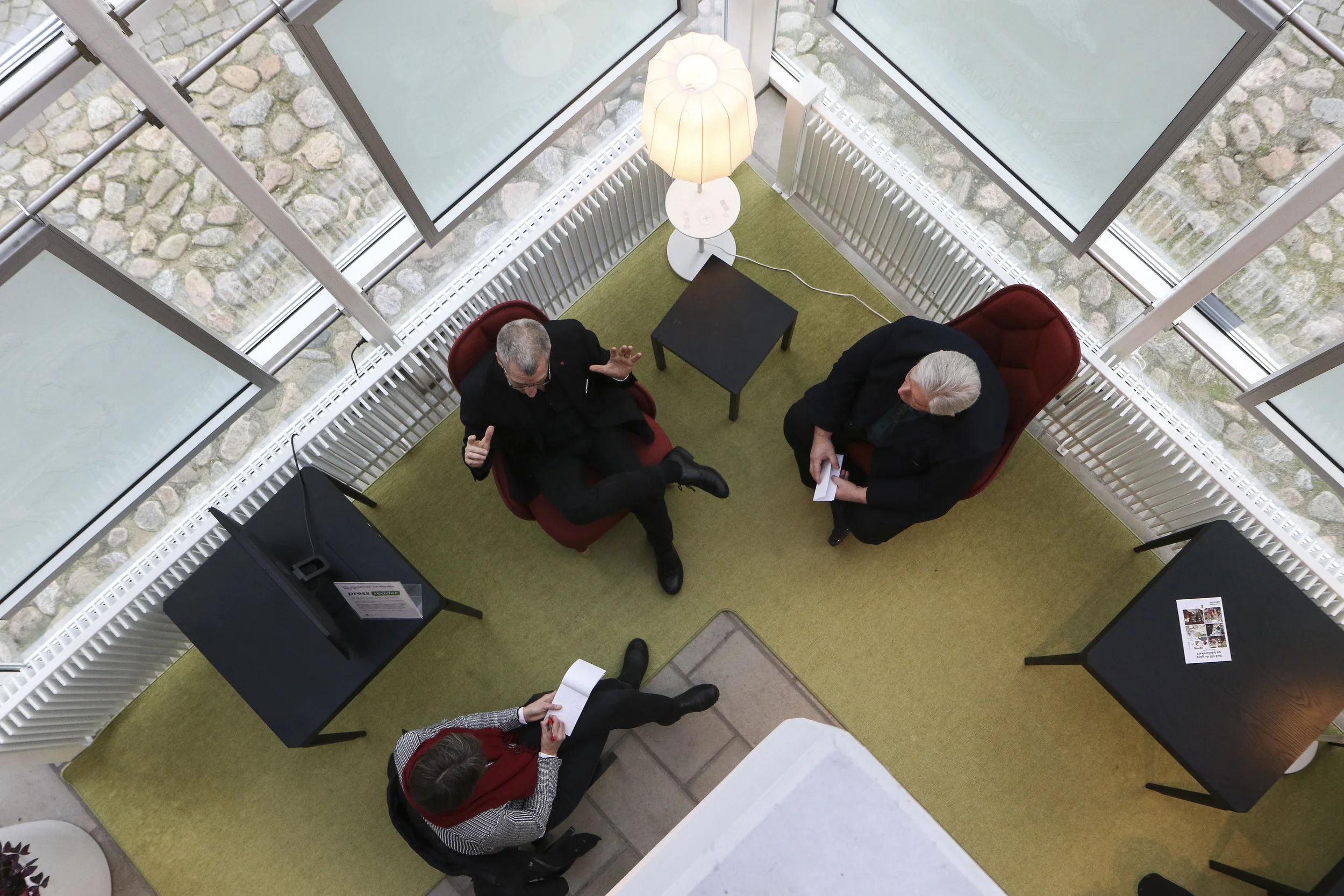 Valår 2018. Simrishamns kommunalråd Karl-Erik Olsson (S) och oppositionsråd Anders Johnsson (M) intervjuas av YA:s Emma Lawesson. Bild publicerad i Ystads Allehanda. Foto: Torun Börtz.