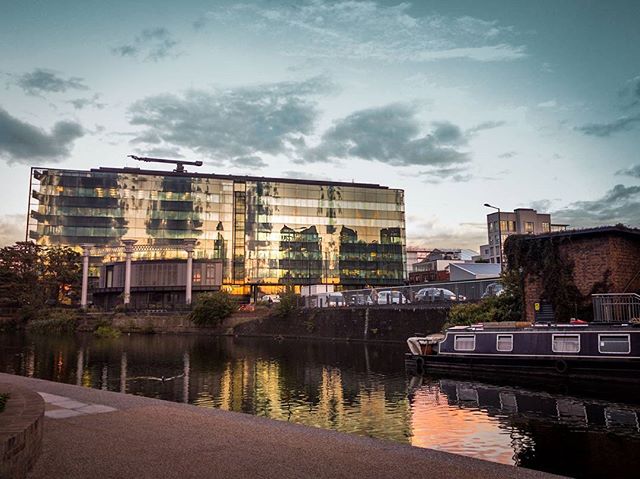 A picture I took in London, next to a beautiful canal in a peaceful place. We got some rain but shortly after the clouds started to fade away and the sunset reflecting in the glass building was really nice.
#goldenhour #london #reflection #clouds #ur