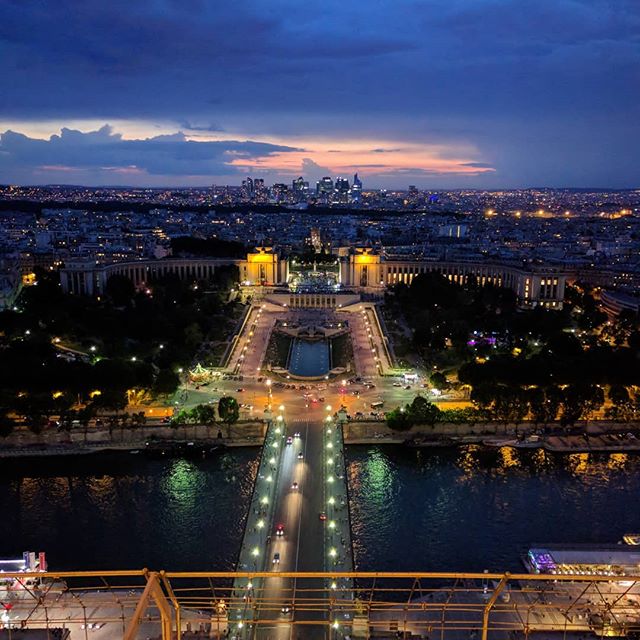 The sky was very stormy this night and a few minutes later some lightnings were visible in the clouds. But the blue hour on the Trocad&eacute;ro and La D&eacute;fense in Paris, viewed from the last floor of the Eiffel tower was nice with the city lig