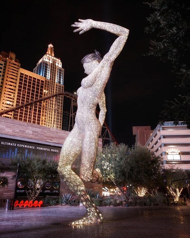 This huge sculpture between New York hotel and the Park MGM in Las Vegas always reminds me of a very beautiful picture that @treyratcliff took at Burning Man a few years ago.