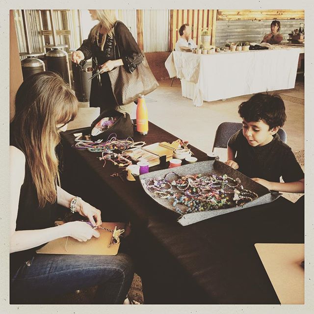 Trash&lt;&gt;Treasure with @catharinestebbins earlier today #earthday2018 #roughplayprojects @mojavedesertlandtrust #frienshipbracelets 👍 @bkbceramics @jt_gem_co