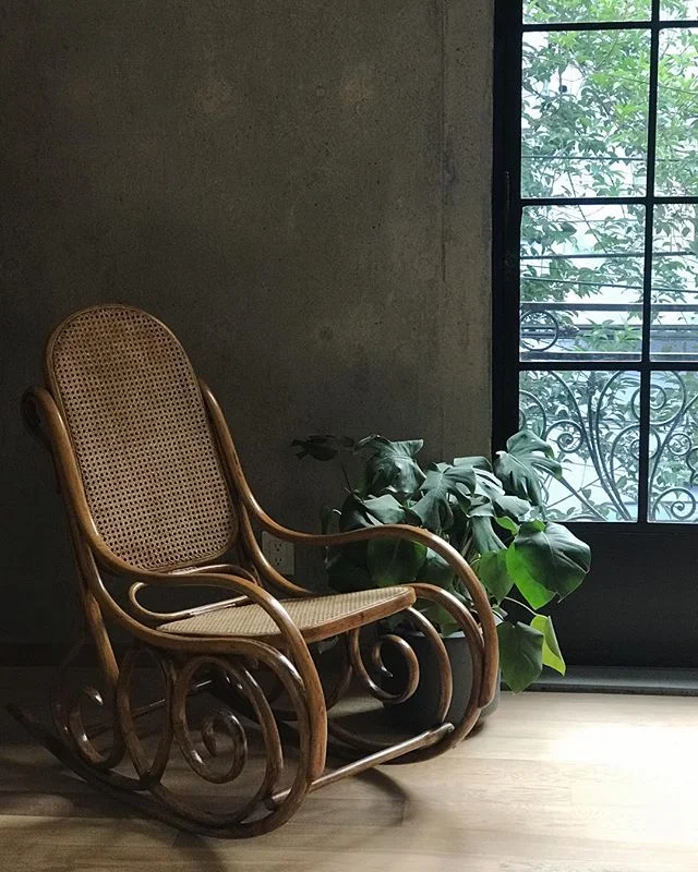 &macr;\_(ツ)_/&macr; | I don&rsquo;t have plates or forks, but I have this chair &amp; a monstera plant 🌱