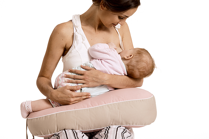 FAMBPS+-+mum+feeding_150dpi_RGB+DE.jpg,