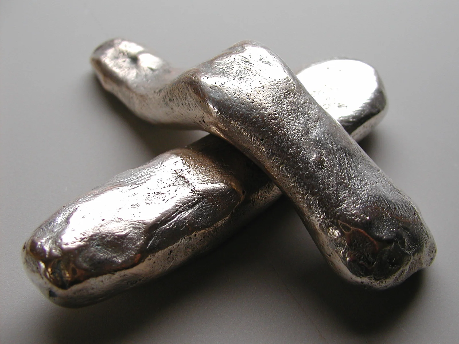 Life on life, 1995 silver plate on bronze 2.5 x 3 x 10.5 cm