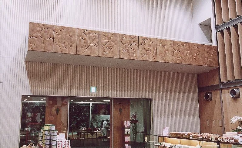 Balcony relief, 2002 100 x 1000 x 10 cm Makomanai branch 真駒内店