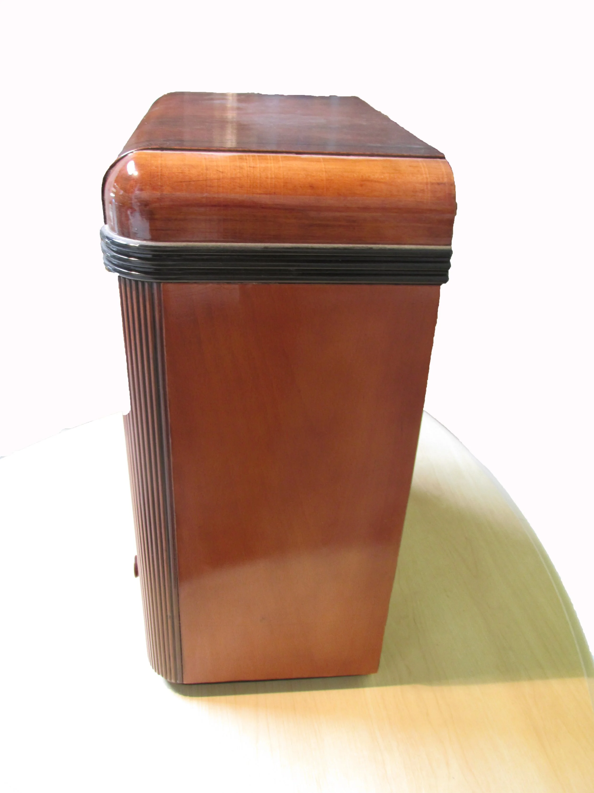 Sparton 617  1937  Right Side View 16(W) x 9(D) x 20.5(H) Inches  $2000.jpg