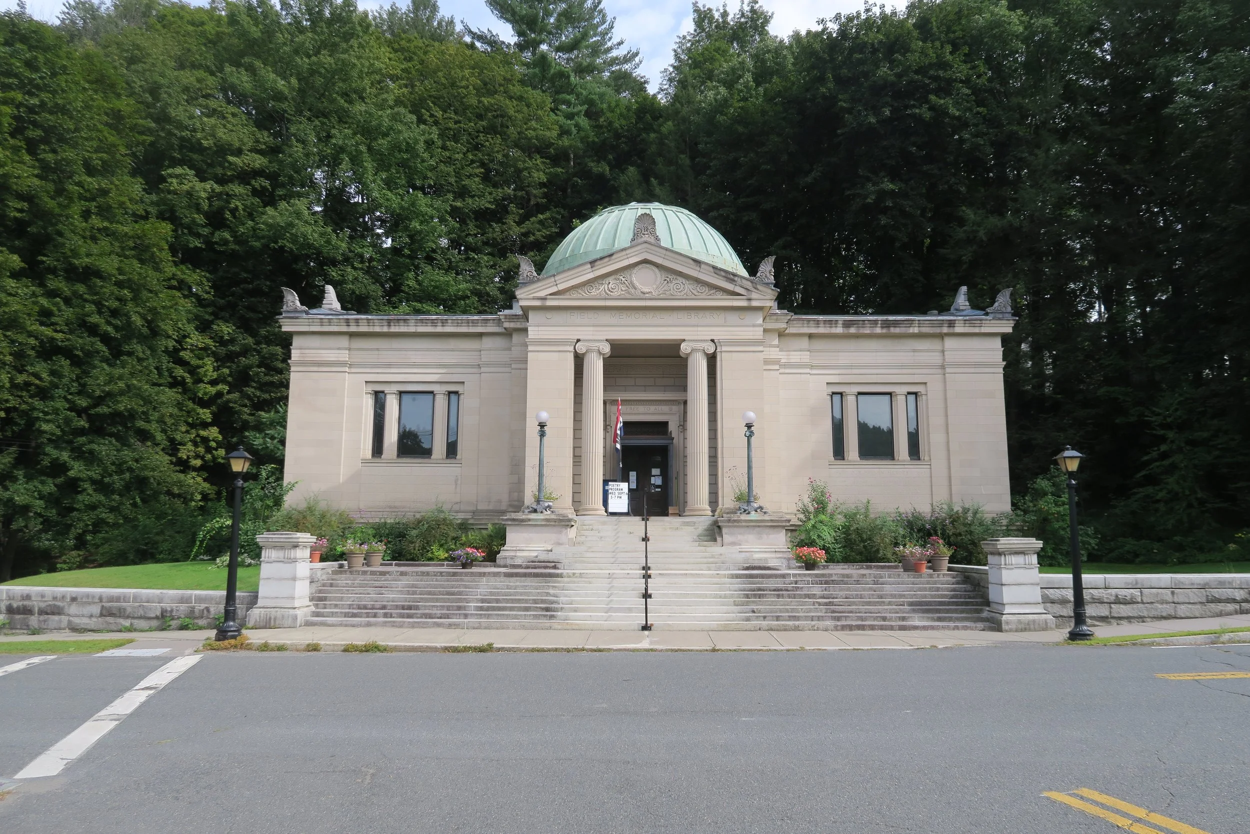 Field_Memorial_Library,_Conway_MA.jpg