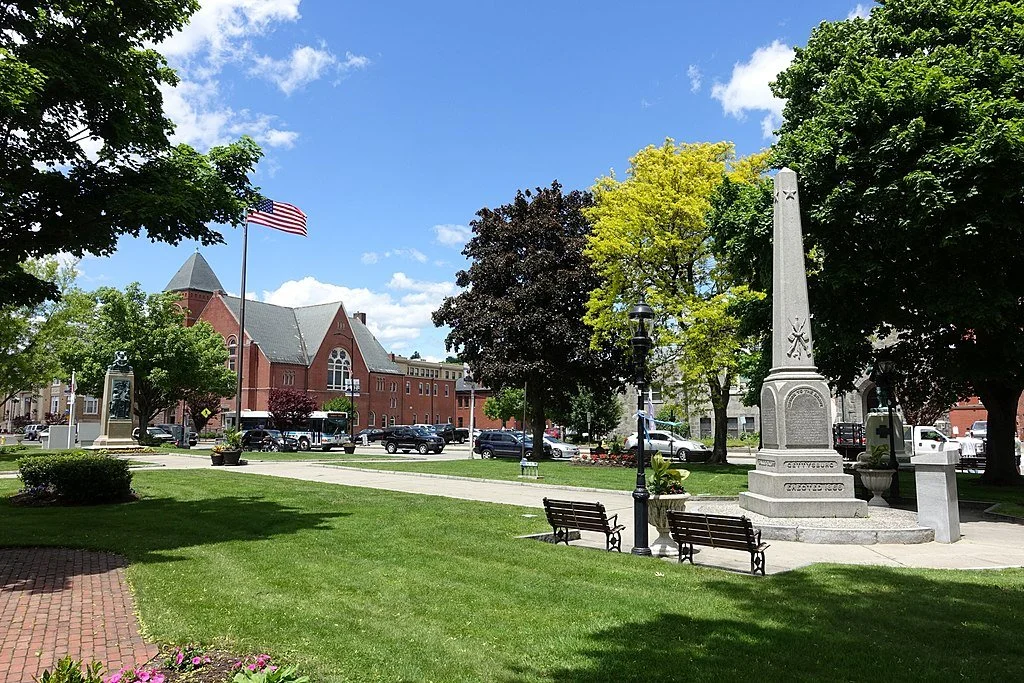 1024px-Monument_Square_-_Leominster,_Massachusetts_-_DSC06171.jpg