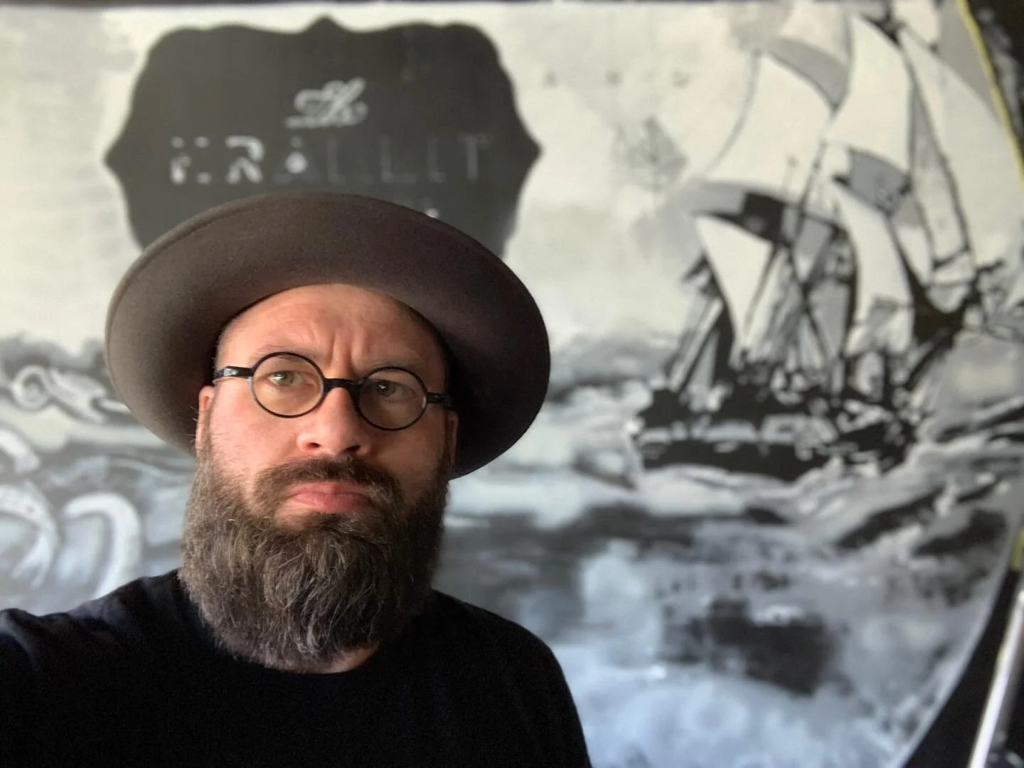 Taiteilijan perjantai poseeraus keskener&auml;isen sein&auml;n edustalla.

#artist #mural #muralartist #wallpainting #sein&auml;maalaus #workinprogress #sailorsbartampere