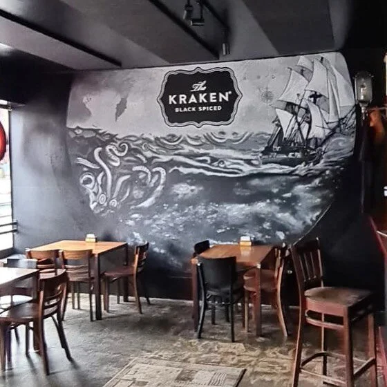 Valmista tuli 🔥
#mural #muralart #Krakenblackspiced
#TheKraken #releasethekraken #sein&auml;maalaus #kuvataitelija #VesaSuksi

#sailorsbarandgrill #sailorslife #bar #Tampere

#Finland
Foto: @vaahtikari