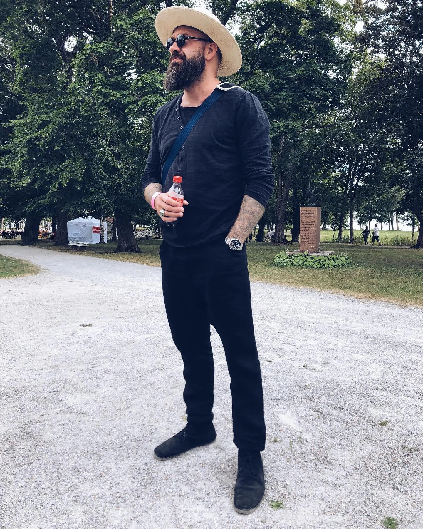 Vuodesta 2016 on meik&auml;l&auml;inen ollut niin sanotussa korona karanteenissa eli suurimmaksi osaksi kotona  nelj&auml;n sein&auml;n sis&auml;ll&auml; pieleen menneen selk&auml;leikkauksen ja siit&auml; johtuvan kivun vuoksi. Onneksi olen l&ouml;y