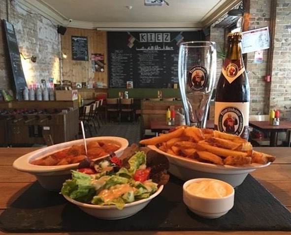 Notre plat du jour aujourd&rsquo;hui, un classique allemand, le Currywurst avec une l&eacute;gumes-curry ses frites et sa salade verte. En plus la bi&egrave;re de moment, le Franziskaner Dunkel, une bi&egrave;re brune avec un go&ucirc;t de banane et 