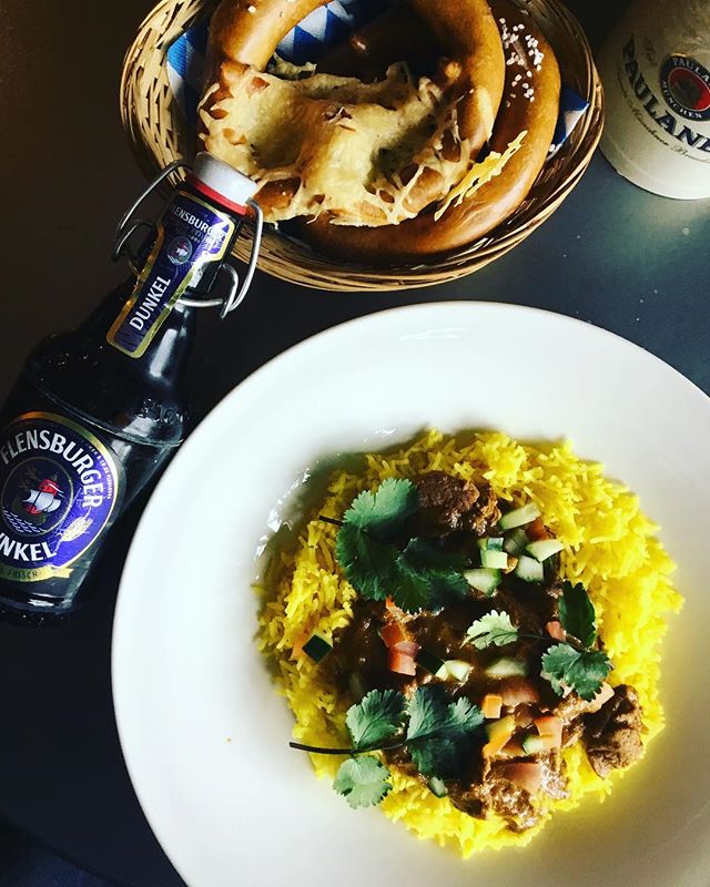 Aujourd&rsquo;hui, pour notre plat du jour, notre chef vous propose &laquo;&nbsp;un d&eacute;licieux curry d&rsquo;agneau, riz safran&eacute;&nbsp;&raquo;. Et pour quoi pas une Flensburger Dunkel pour accompagner votre repas? Guten app&eacute;tit !!