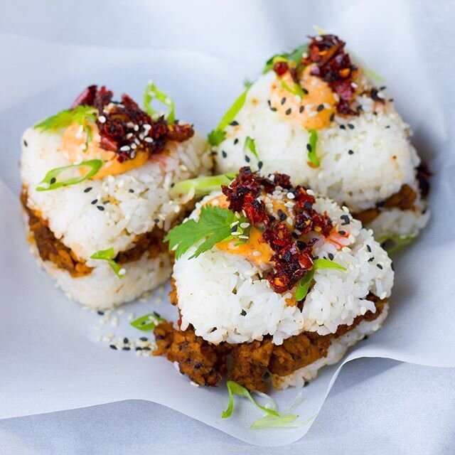 Have you seen @plowbao s NEW Rice Dish? Feast your eyes 👀 on this 🍚.
.
Lamb Cumin Rice Balls topped with chili aioli and chili 🌶 crisp to bring the heat 🥵.
.
THREE come in an order and pair wonderfully with our Grapefruit Lemongrass Gin Infusion.