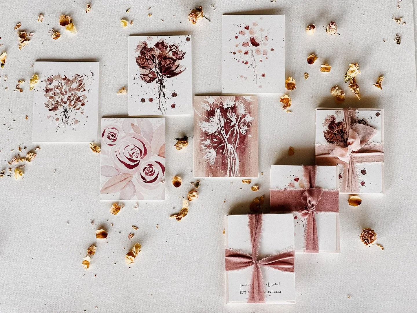 These little cuties card sets are quietly hiding on my website, but they&rsquo;ve been a v popular addition to orders this holiday szn!

An assorted set of 5 floral designs wrapped in a matching ribbon &amp; Christmas card sets &mdash; in the product