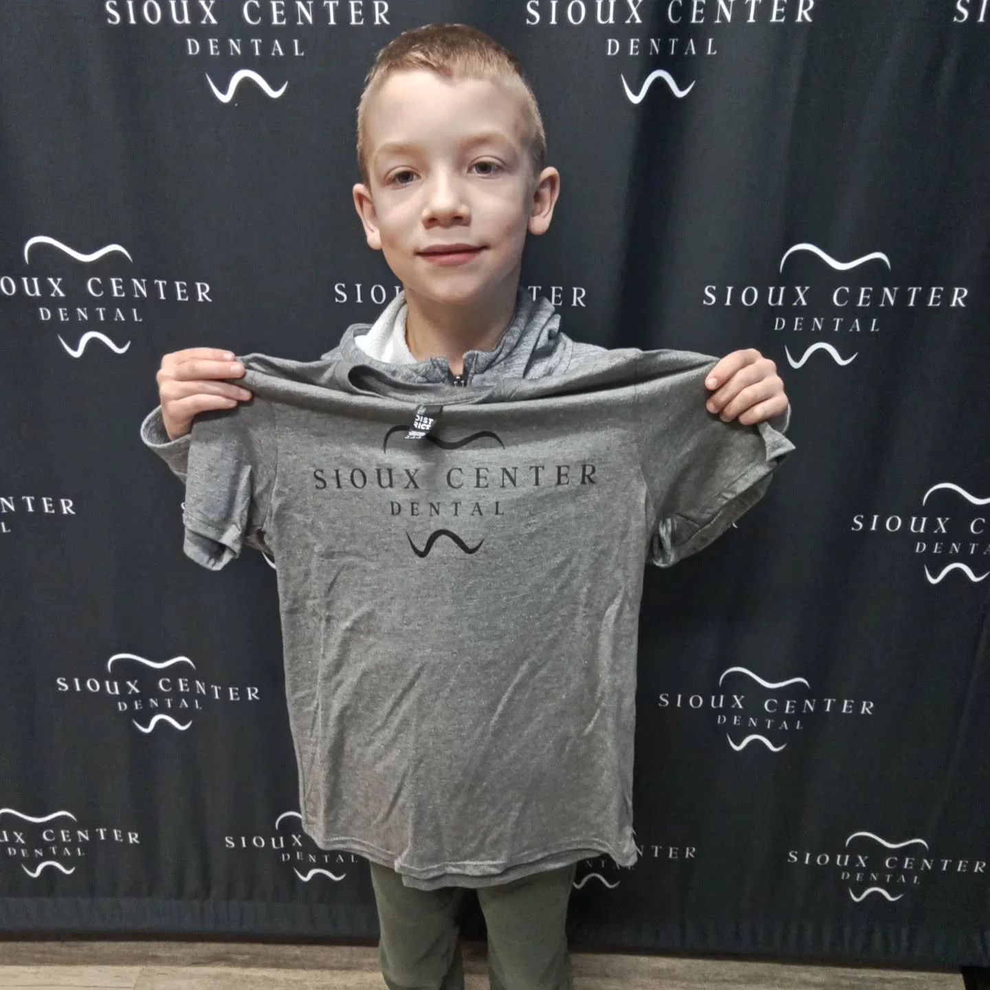 Happy Wednesday! Theissen was the November winner of our ⭐No Cavity Club⭐ drawing! 🎉👍 Way to go, Theissen! 👏👏👏 Enjoy your new SCD swag and keep up the great brushing! ✨️🦷😁
.
.
.
#siouxcenterdental 
#faithfamilyservice 
#generaldentist 
#nocavi