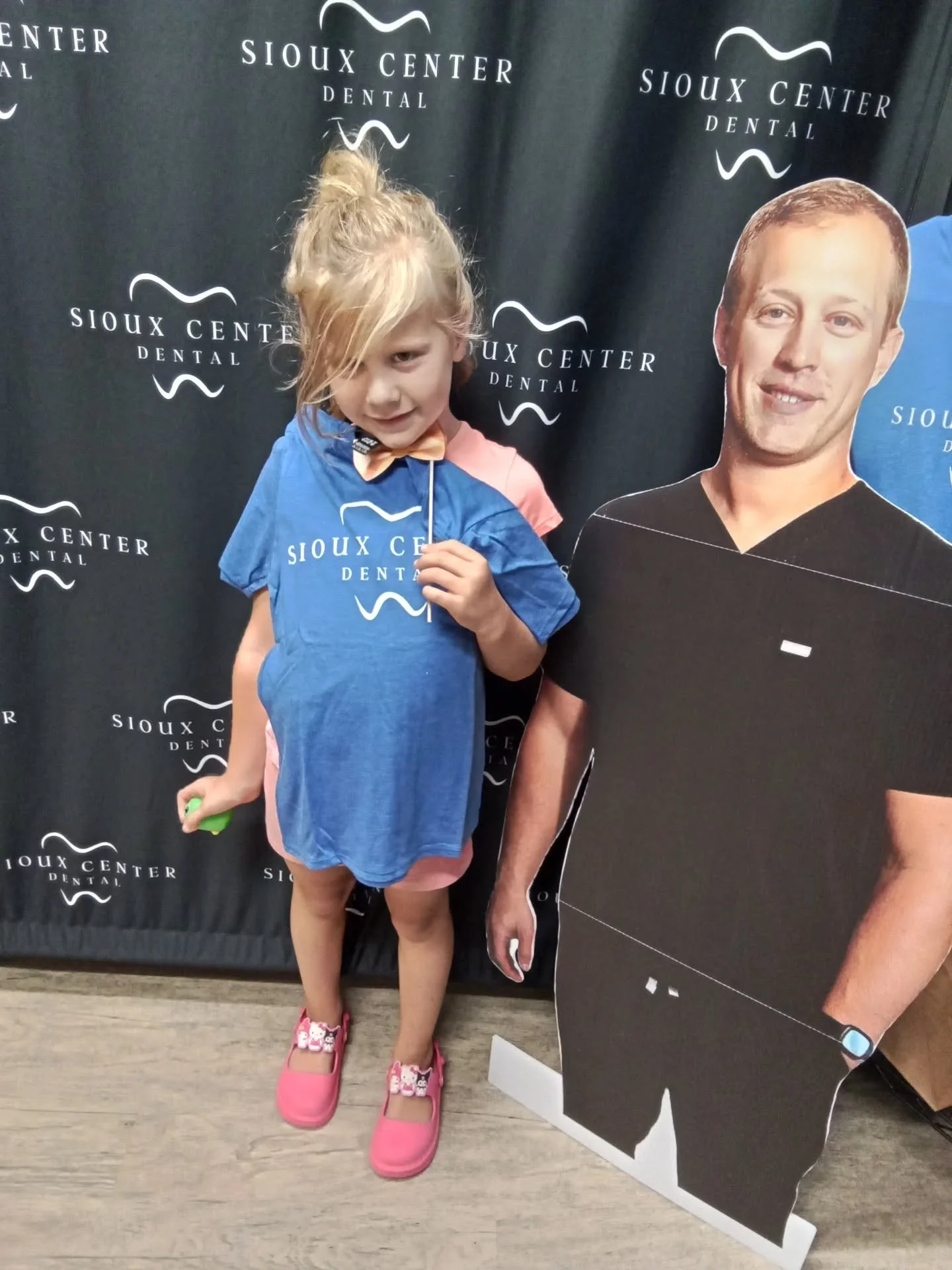 Happy Tuesday! Whitney was the July winner of our ⭐No Cavity Club⭐ drawing! 🎉👍 Way to go, Whitney! 👏👏👏 Enjoy your new SCD swag and keep up the great brushing! ✨️🦷😁
.
.
.
#siouxcenterdental 
#faithfamilyservice 
#generaldentist 
#nocavityclub 

