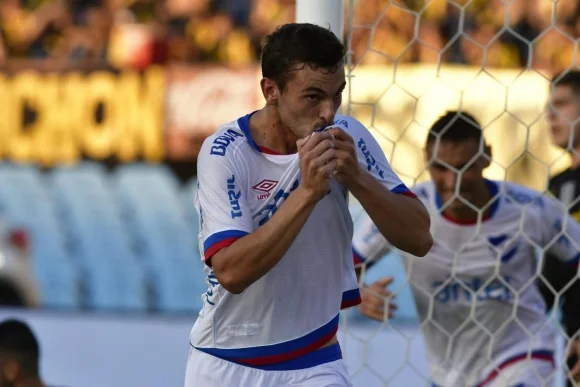 =Gonzalo Bueno celebra su quinta conquista frente a Peñarol. Foto: Gerardo Pérez.