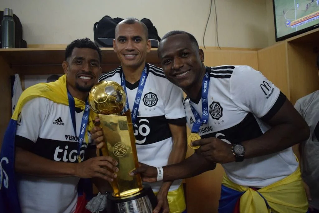 En la imagen, los tres colombianos de Olimpia posan con el trofeo de la Liga de Paraguay. Foto: @elClubOlimpia