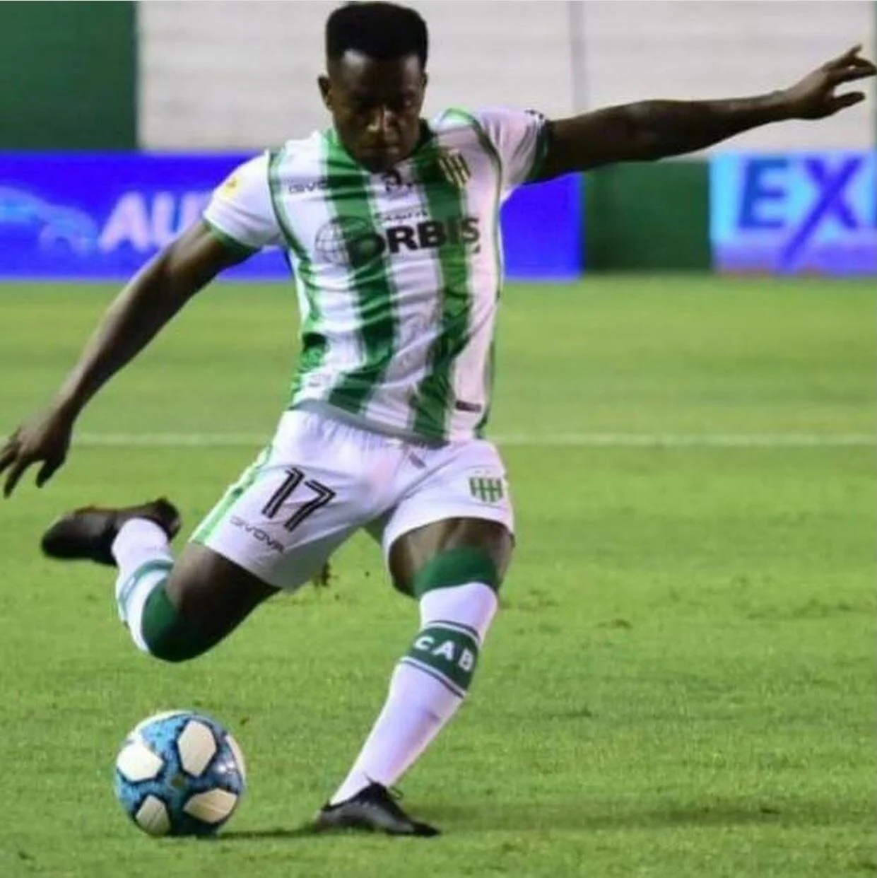 LOS COLOMBIANOS ARBOLEDA Y CUERO, FIGURAS CON BANFIELD, JUGARÁN LA FINAL DE LA COPA DIEGO MARADONA 