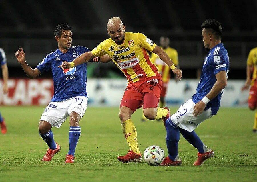MAICOL MEDINA, EL VOLANTE QUE SE DESTACA EN PEREIRA Y QUE EN VACACIONES SE VA A COGER MANGOS