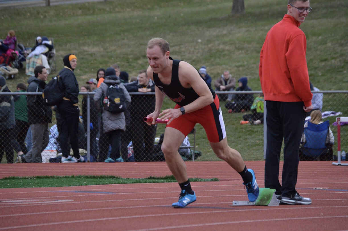 This is what a long distance runner looks like starting a 400 with blocks (not good)