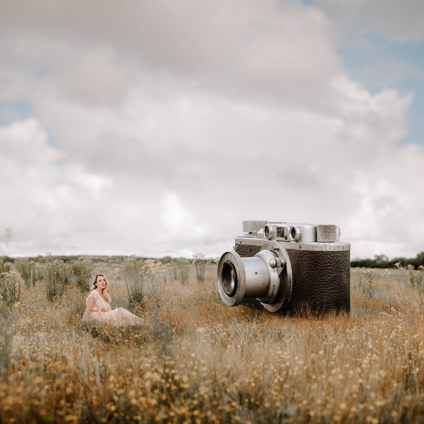 &lsquo;Selfie&rsquo;⠀⠀⠀⠀ 
&mdash;⠀⠀⠀⠀
This is a super old camera my grandad gave me years ago. I think he bought it from someone during the Second World War, so it&rsquo;s pretty old!! Swipe to see an image I made with the same camera back in 2013 ⬅️