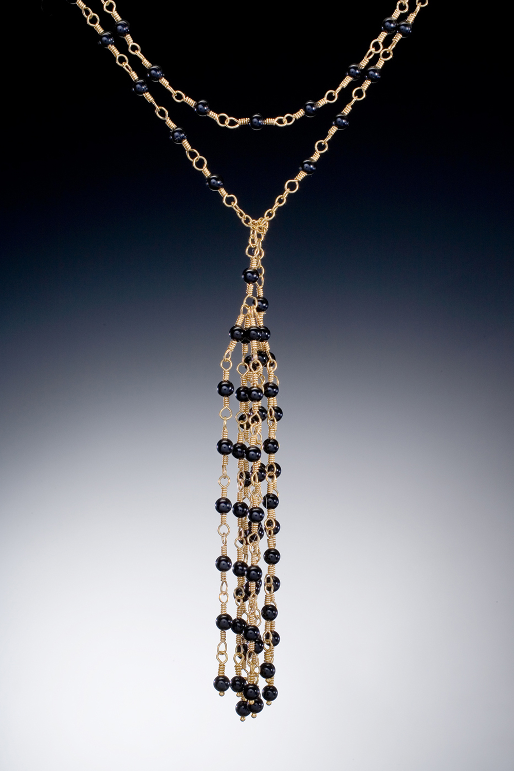 Knots and Onyx. 18K Gold.