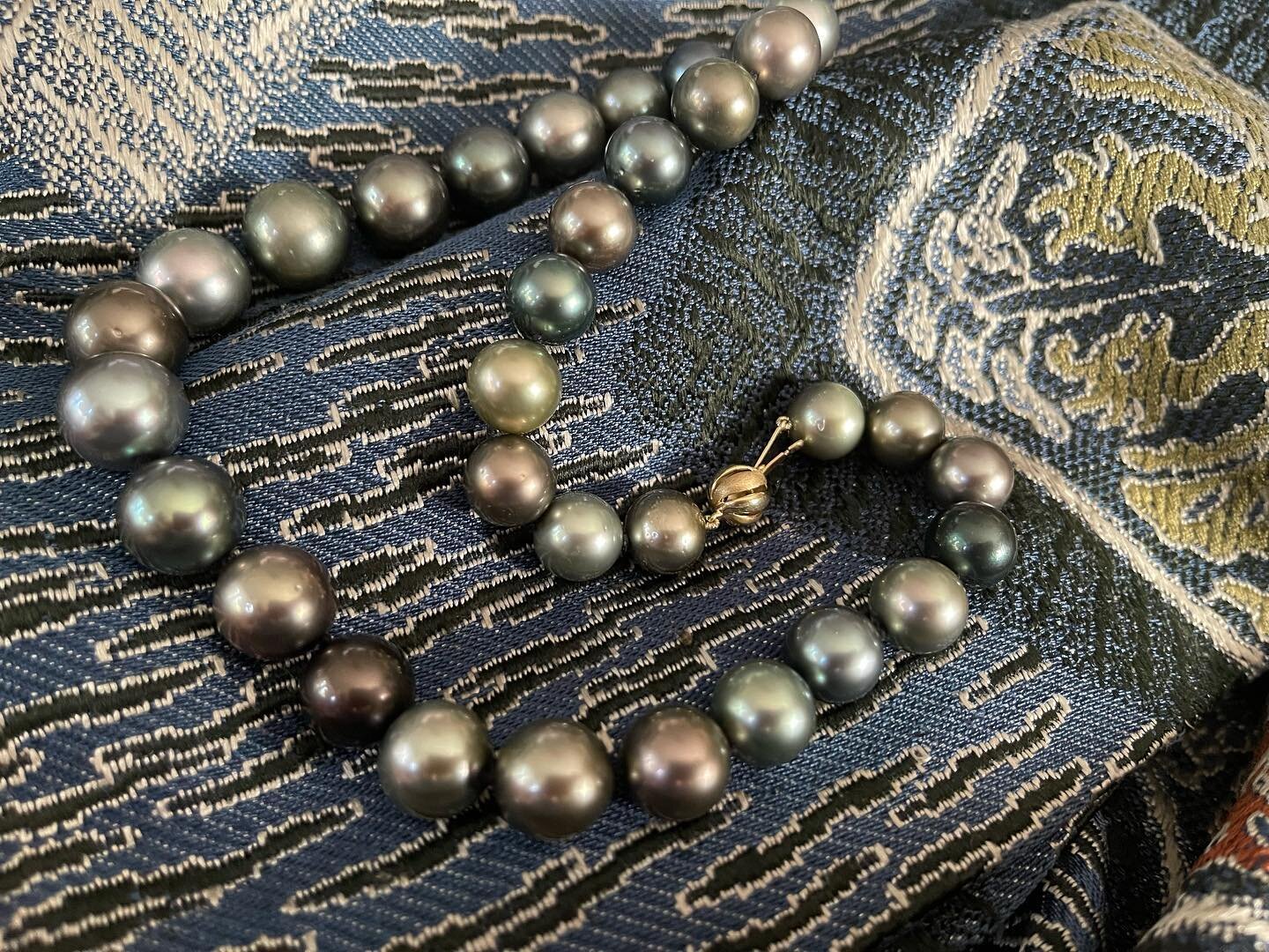 The lustrous different shades of rainbow gray South Sea pearls illuminate the richness of this granulated color spectacle from the 1970s-1980s.  #ryprivatecollections #pearls #southseapearls #jewlery #necklace #pearlnecklace