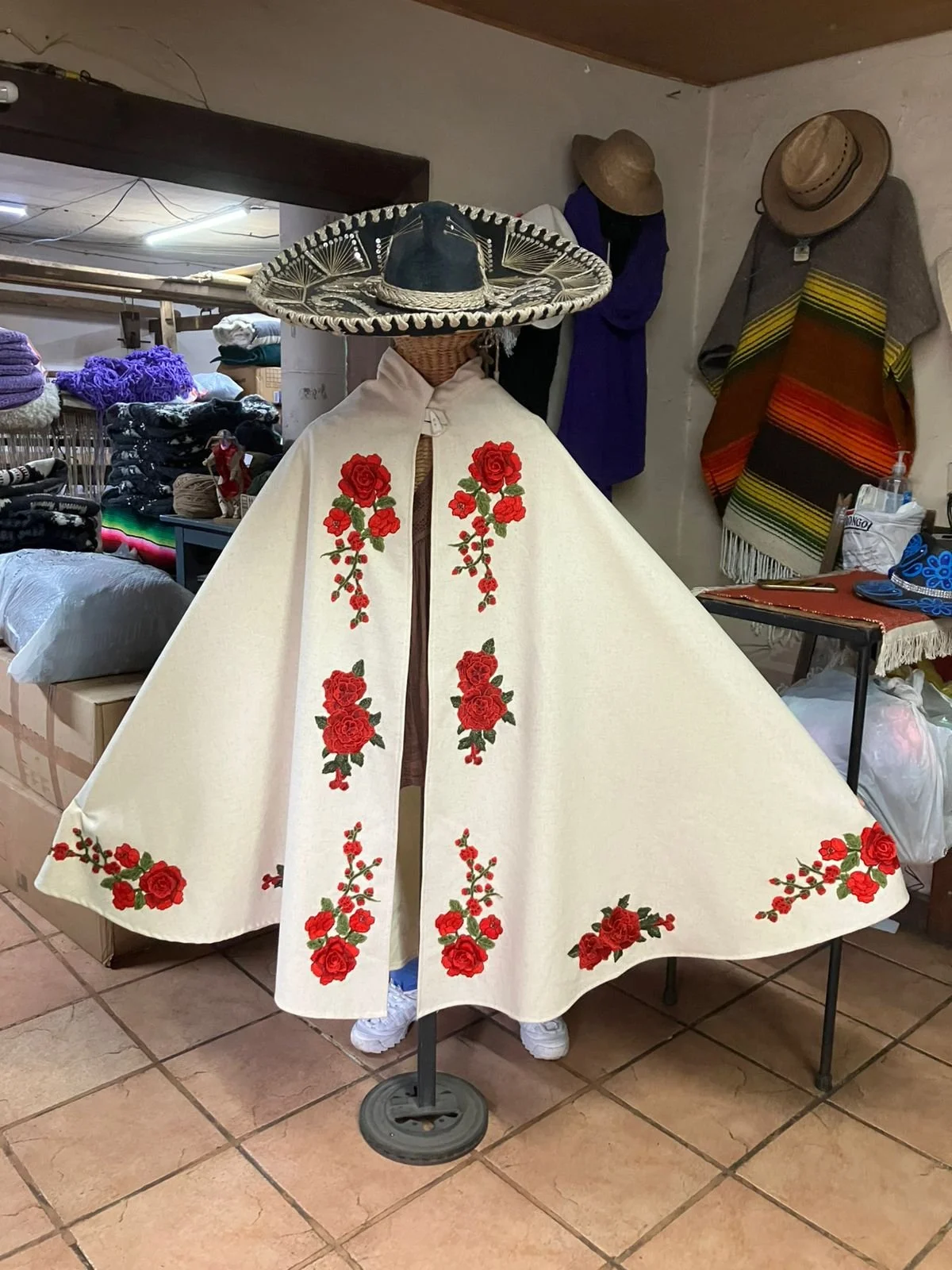 RUANA CAPA CHARRA DE ROSALES BORDADOS EN 3D