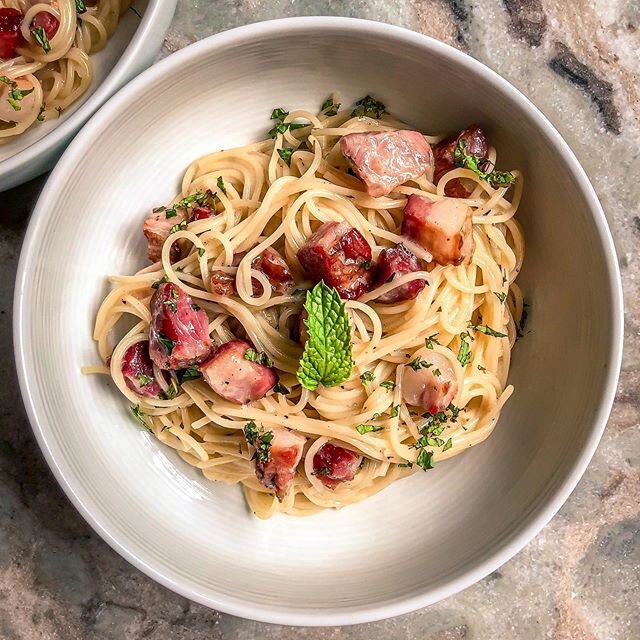 This is what I made for the first time today 3 years ago&mdash; spaghetti carbonara! Swipe along to see how it&rsquo;s made and get the recipe from the link in my bio 💫 #architost #carbswon #carbonara