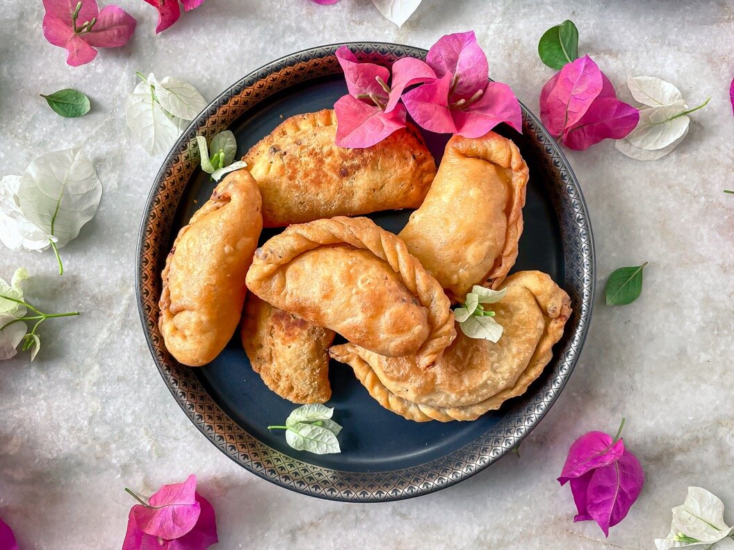 Buy Gujiya Desi Ghee of Laxmi Mishthan Bhandar from Jaipur online |  Authentic Indian Sweet , Savories and Delicacies from the place they  originate by Moipot.