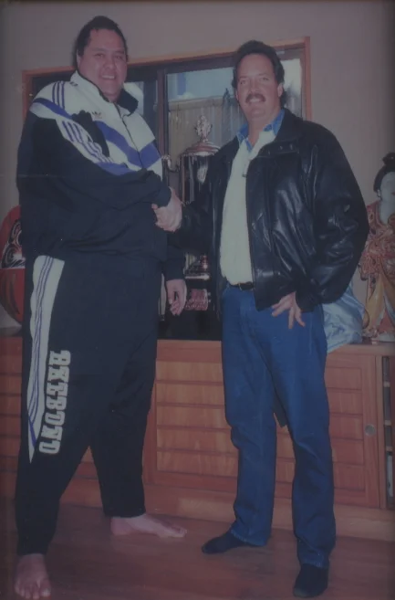 Akebono ( Chad Roland ) with Al in Tokyo Japan, Al said "when we meet it was the first time in my adult life I felt little".Akebono(チャド-ローランド)東京でアルと一緒に、アルは"私たちが会うとき、私は少し感じた私の大人の生活の中で初めてだった"と述べました。