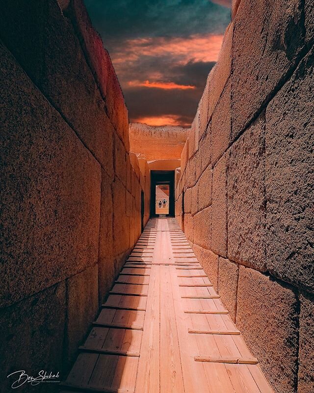How many individuals have passed between these walls since they were set here 4500 years ago for the Pharaoh Khafre, the builder of the Second Pyramid at Giza. .
.
.
.
.
#madeinegypt #history #giza #pyramids #sphix #travelpics #travelers #aswan #phot