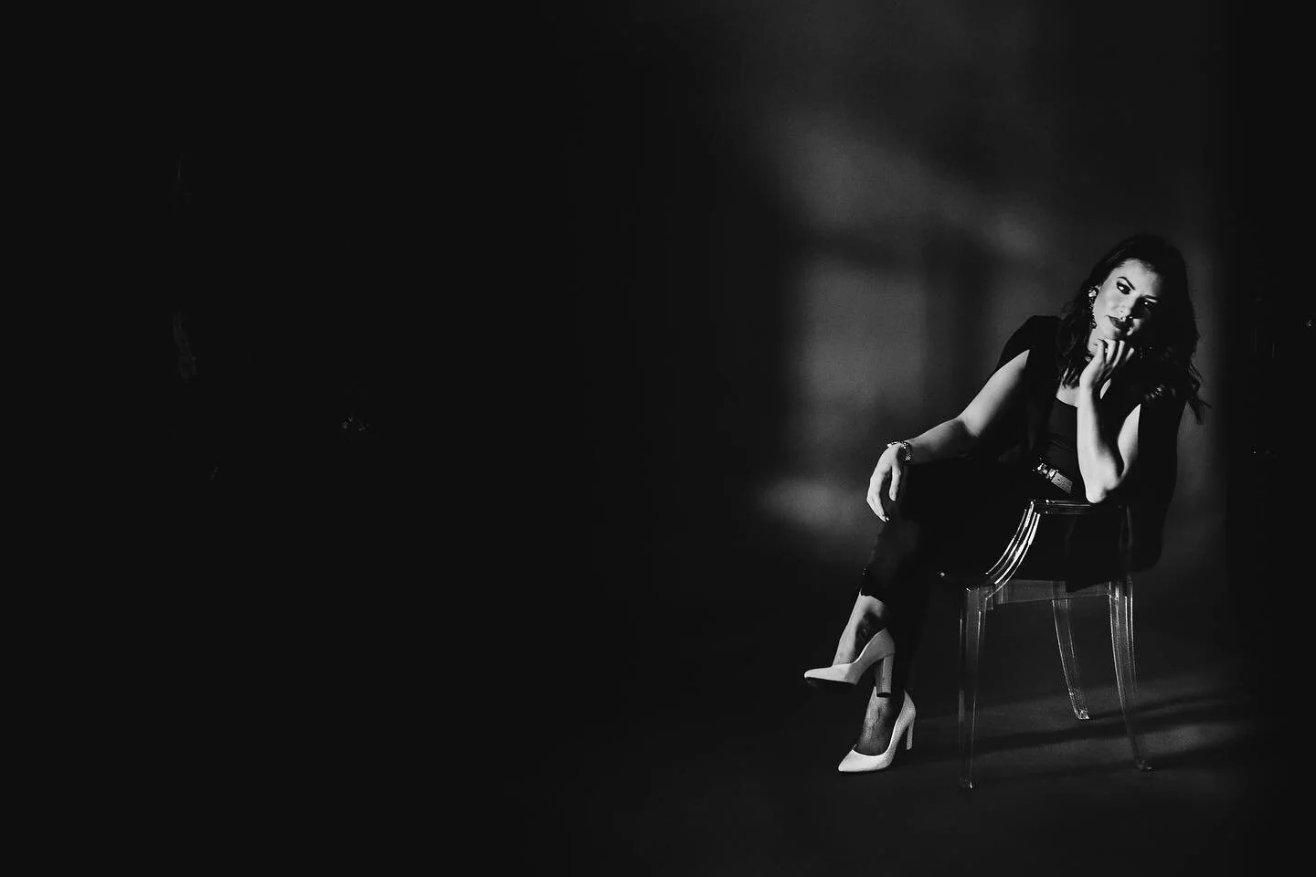 Creating images for my clients the stand out from the rest... That&rsquo;s what I do best. 
-
-
@archangelsarah @sketchstudionz @marniejademakeupartist @polishedby_tash 
-
-
#marketingthatstandsout #imagery #exploringlight #bossbabe #bwphotography #n