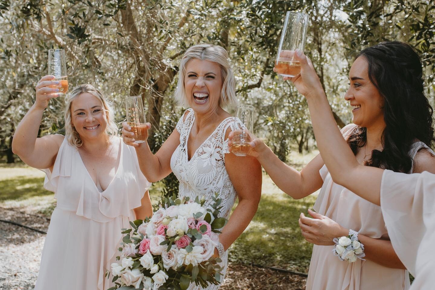 Kristen with her girls ❤️ 
-
@bracu.estate 
#bracu #aucklandweddings #nzphotographer #weddingday #lovers #ohwowyes #mrs #bride #johnzimmermancouture