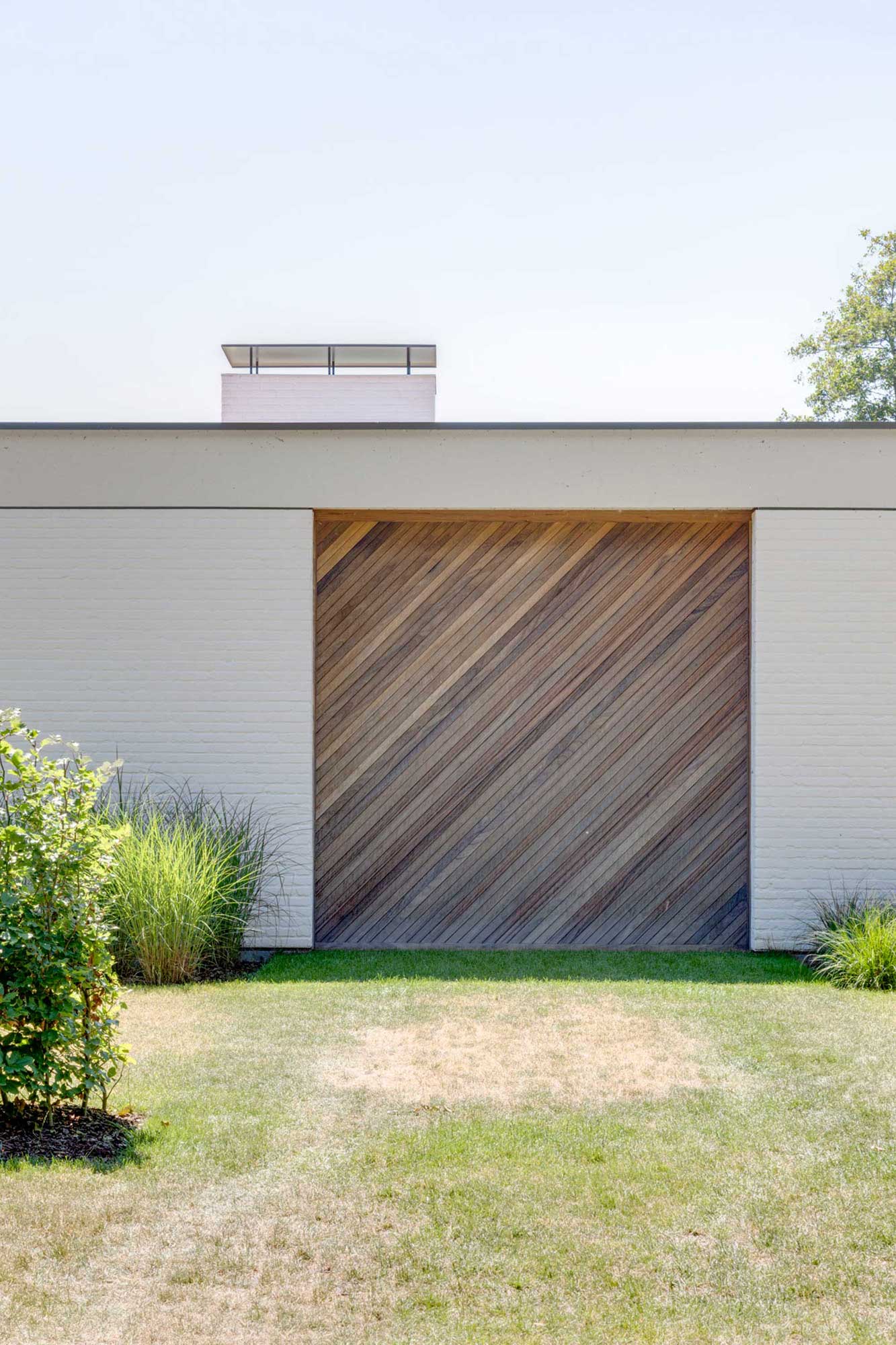 Woning aan het meer - garagepoort