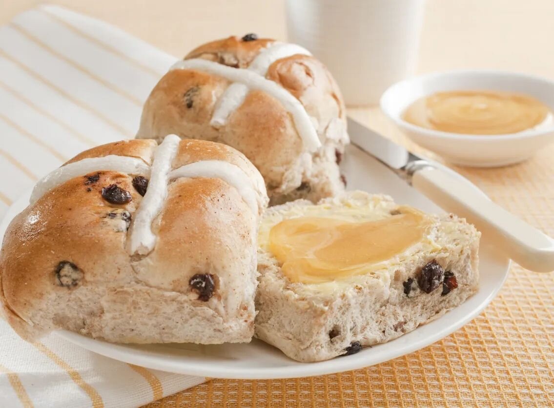 | 𝗛𝗔𝗣𝗣𝗬 𝗘𝗔𝗦𝗧𝗘𝗥

An extra sweet treat for Easter, hot cross buns drizzled with honey 🍯 

Our honey is packed full of antibacterial and healing qualities. It also tastes great!&quot;

#easter #easterbunny #happyeaster #honey #purehoney #raw