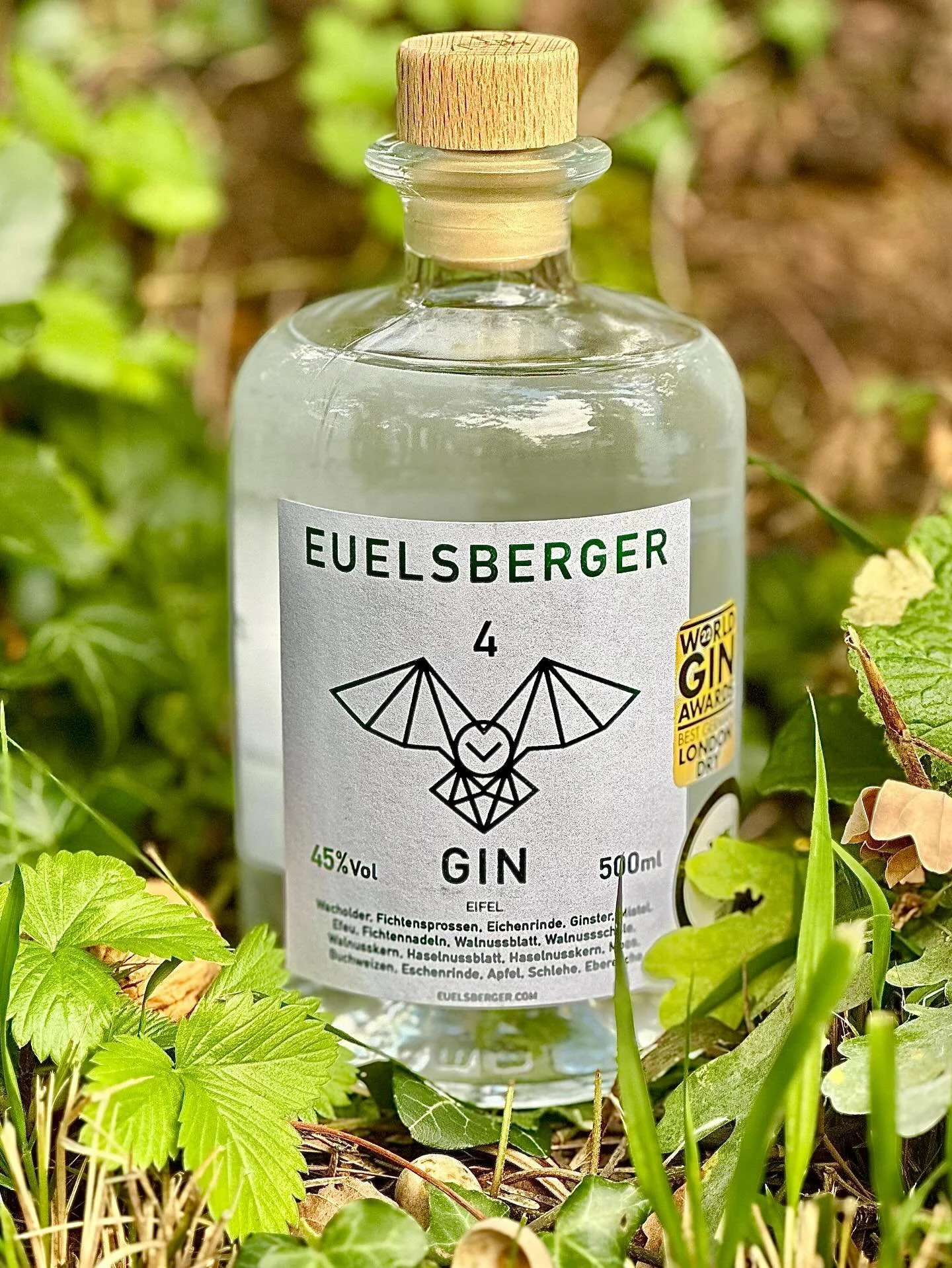 🍂🪁 Eine Hommage an den Herbst! 

Unser 🌳 Euelsberger Gin #4 EIFEL f&auml;ngt mit seinen waldigen Aromen &ndash; 
🌲 Fichtensprossen, Moos, Eichenrinde, 
🍒 Eberesche, 🍃 Efeu, 🫐 Schlehe, 🌼 Ginster und 
🌰 Walnuss, die Magie des Waldes rund um un