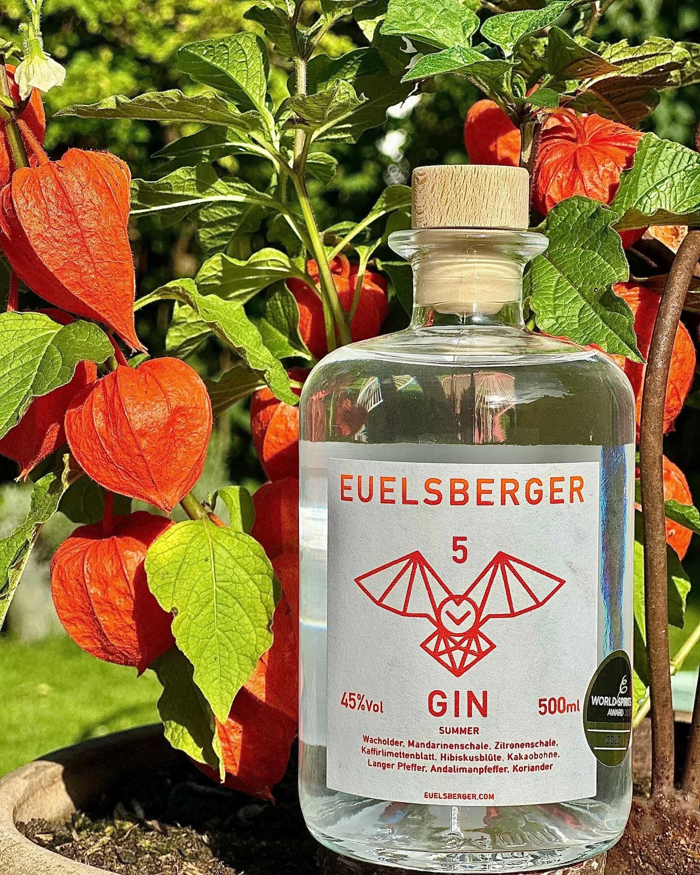 Wer sagt, der Sommer ist vorbei? 😎
Unser 🦉Euelsberger #5 SUMMER Gin bringt Sonne und gute Laune direkt ins Glas &ndash; ganz egal, was das Wetter meint. 🍋🍊🍹🌿
Mit Mandarinen- &amp; Zitronenschale, Kaffirlimettenblatt, Andamalinpfeffer und ein Ha