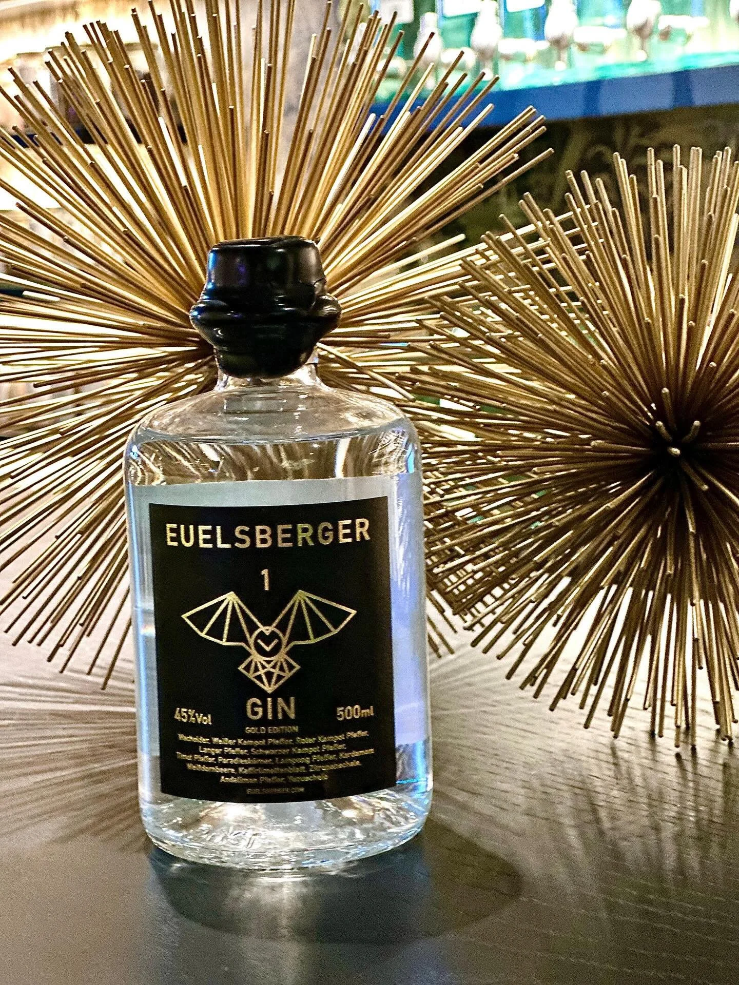 ✨ Doch&hellip; in diesem Fall ist alles Gold, was gl&auml;nzt. ✨

Unsere ⭐️GOLD EDITION 2025⭐️ in der eleganten schwarzen H&uuml;lse 柚子 ist frisch abgef&uuml;llt. ⭐️

🥃 Ein besonderer Gin wartet auf seine Starauftritte, die passende Plattform daf&uu