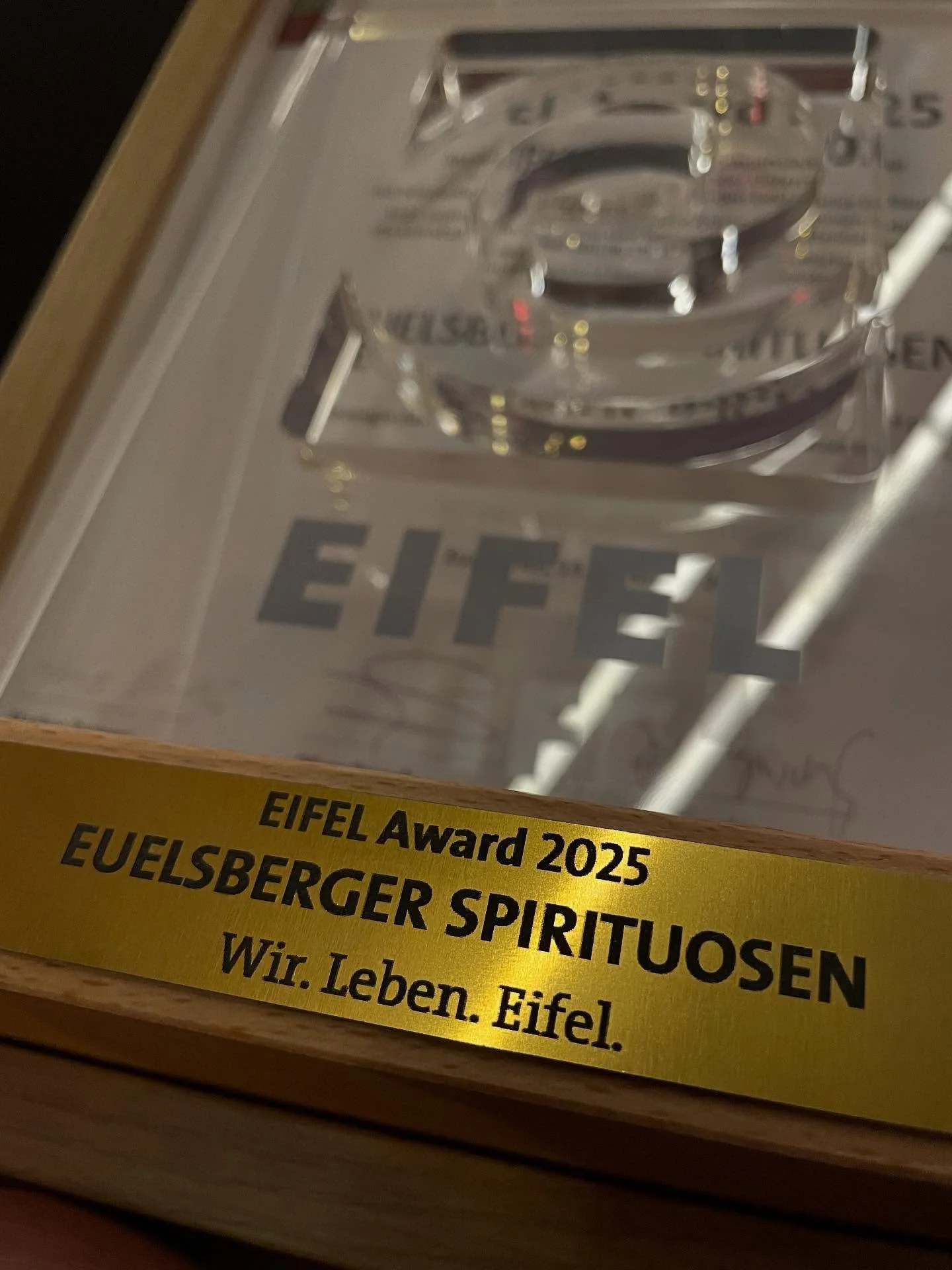 Wir 🦉 Euelsbergers freun uns wie Bolle 🎉🎊 Gestern Abend wurde Brennmeister Stephan mit dem #EifelAward2025 ausgezeichnet 🏅🏆 Die diesj&auml;hrige Preisverleihung stand unter dem Motto 💡🔥 innovative Produkte mit regionaler Wertsch&ouml;pfung - w