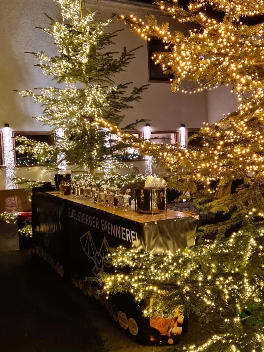 ✨🕯️🎺 Lichterglanz, stimmungsvolle Musik, Euelsberger Freunde und unsere k&ouml;stlichen 🦉Spezialit&auml;ten 🍸🧊🍯 haben uns gestern, f&uuml;r einige wunderbare Stunden, auf unseren Hof in Dingdorf zusammengef&uuml;hrt.
Gemeinsam haben wir uns in 