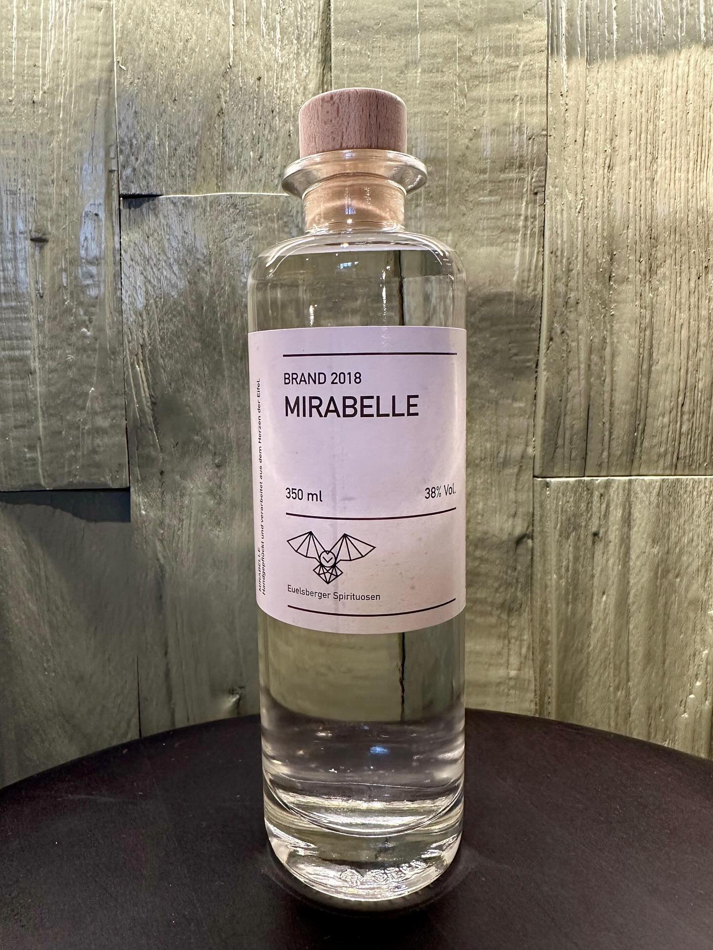 🌳 Eine Rarit&auml;t aus der Eifel! 🌲
Gewachsen in einem au&szlig;ergew&ouml;hnlich warmen Sommer; von Hand gepfl&uuml;ckt am Tag der Ernte, vergoren mit spezieller Reinzuchthefe und anschlie&szlig;end sieben Jahre in Glasballons gereift. 🔮
Das Erg