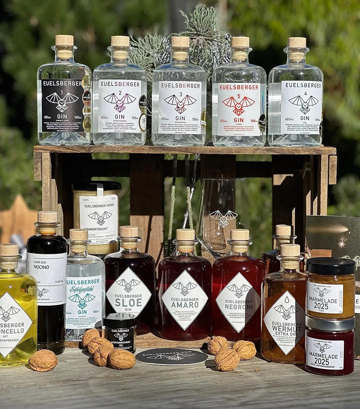 ✨🎄Weihnachten liegt in der Luft&hellip; ✨
💭 Alle Bestellungen, die uns bis zum 19. Dezember erreichen, sind rechtzeitig bei Euch &ndash; p&uuml;nktlich zu Heiligabend. 🎁🍸🎄
&Uuml;berrascht Eure Liebsten mit feinen 🦉Spirituosen oder unseren liebe