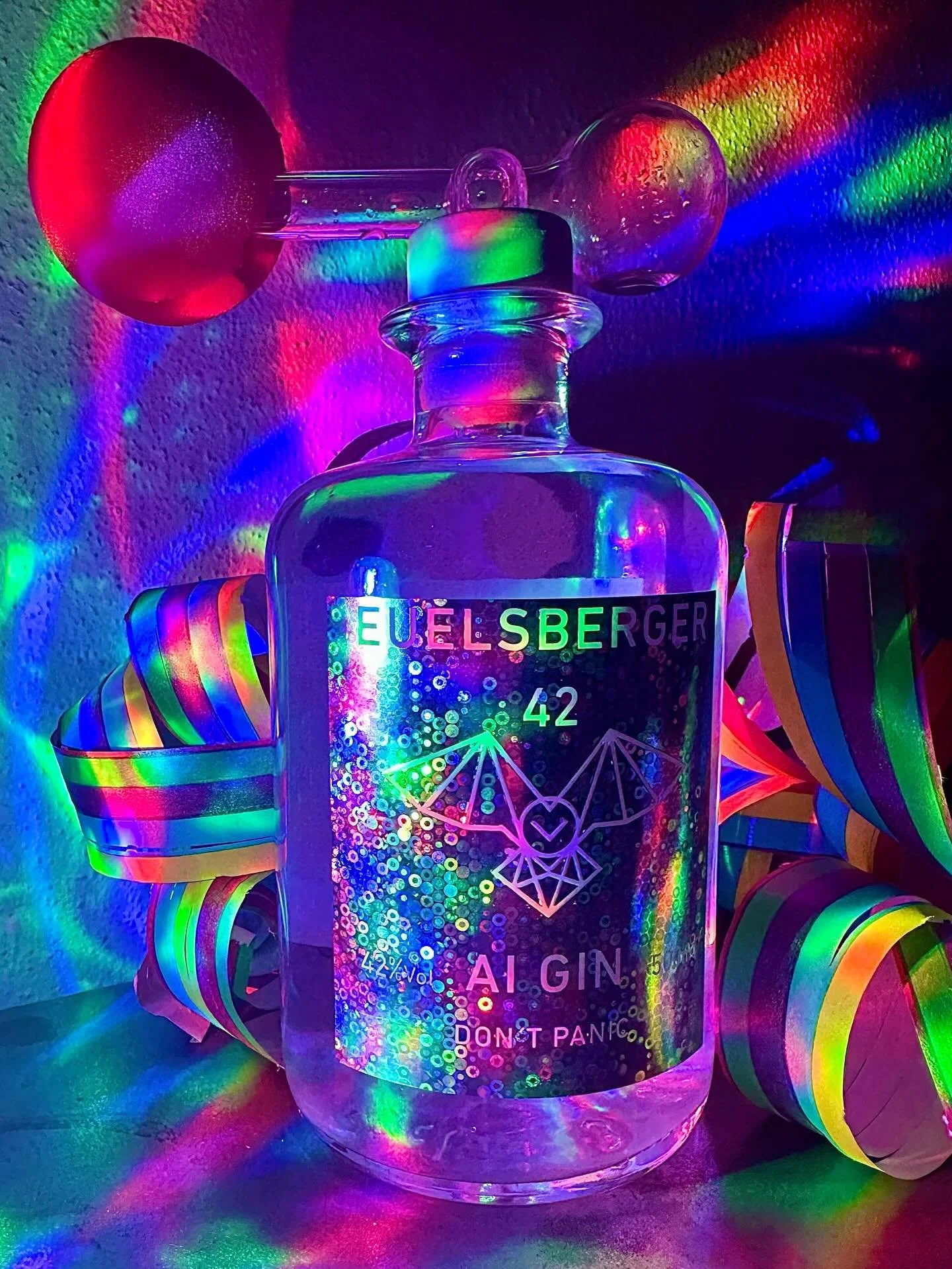 🎉 Diese Woche geht&rsquo;s richtig los, die Hochphase im Karneval! 🥁💃🕺💋
Es darf glitzern, bunt und ausgelassen sein 🪩 🎭

Und mal ehrlich: Welcher Gin passt da besser als unser 🦉Euelsberger AI Gin #42 &bdquo;Don&rsquo;t Panic&ldquo; &ndash; de